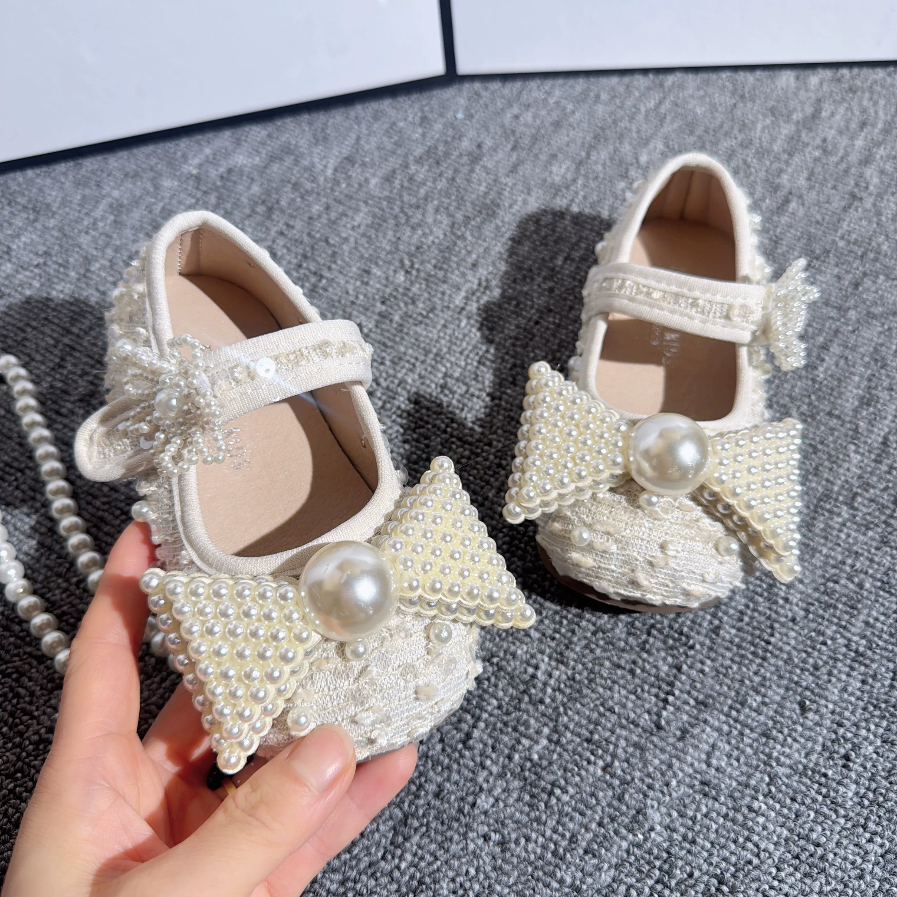 Chaussures en cuir souple de princesse pour fille à perles et papillons