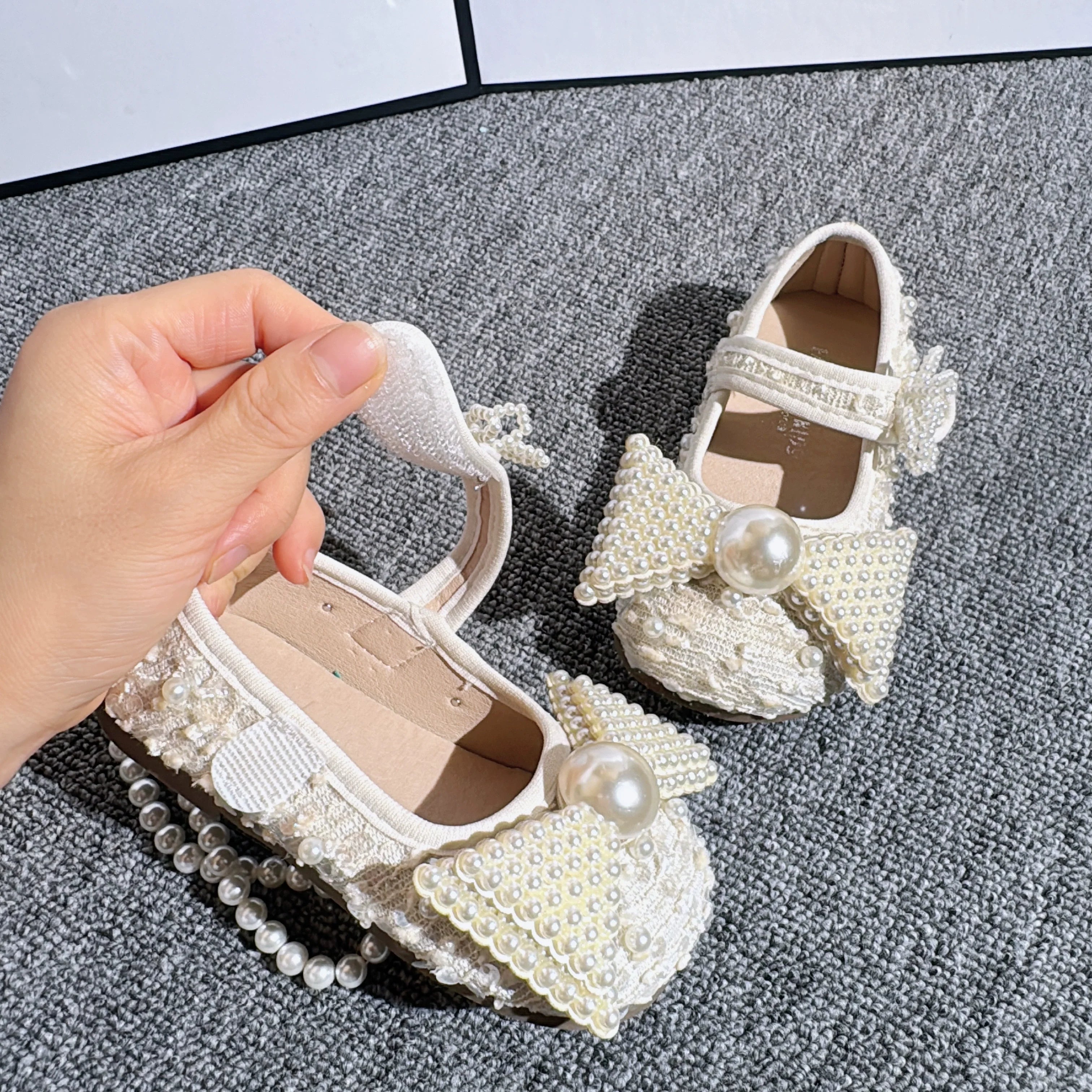 Chaussures en cuir souple de princesse pour fille à perles et papillons