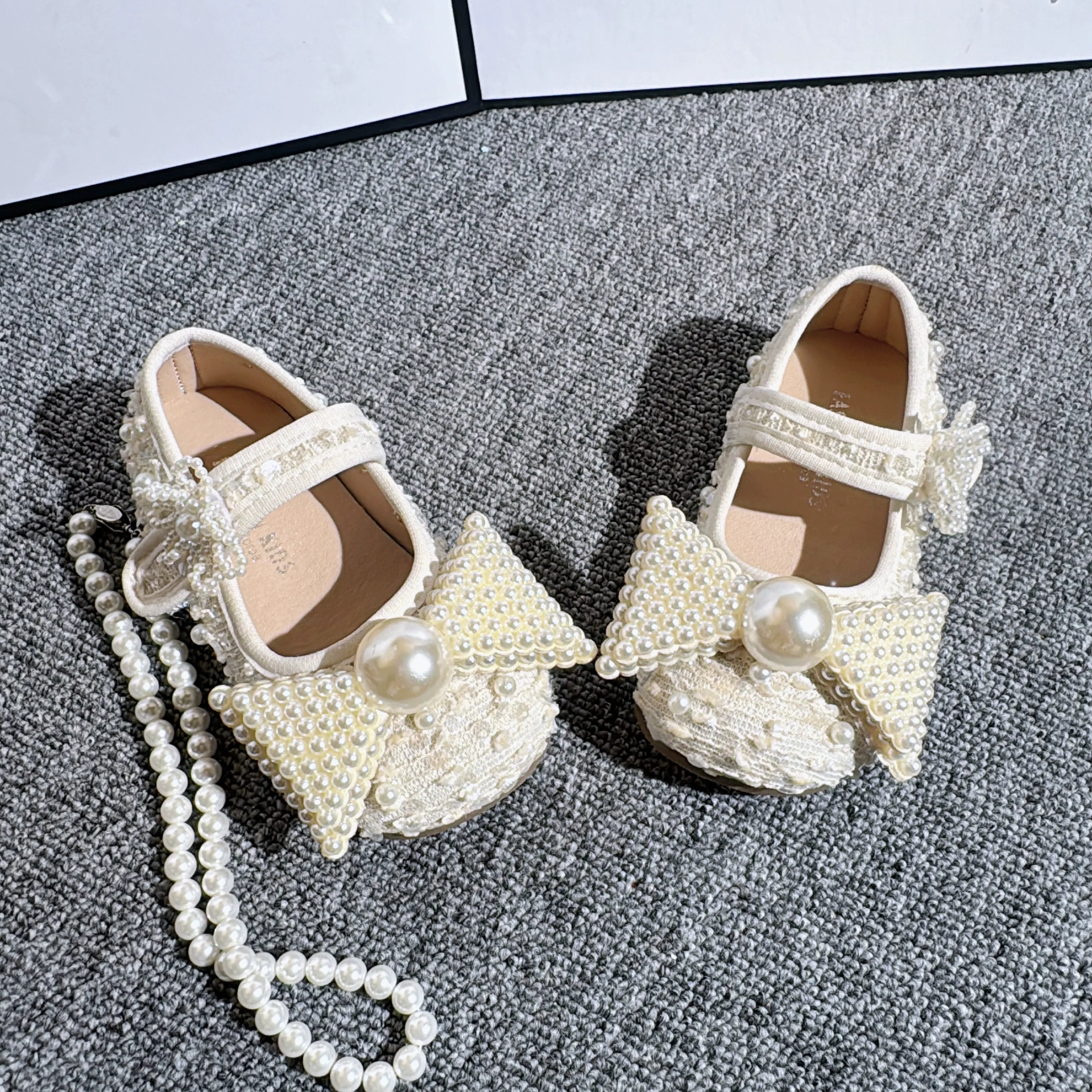 Chaussures en cuir souple de princesse pour fille à perles et papillons