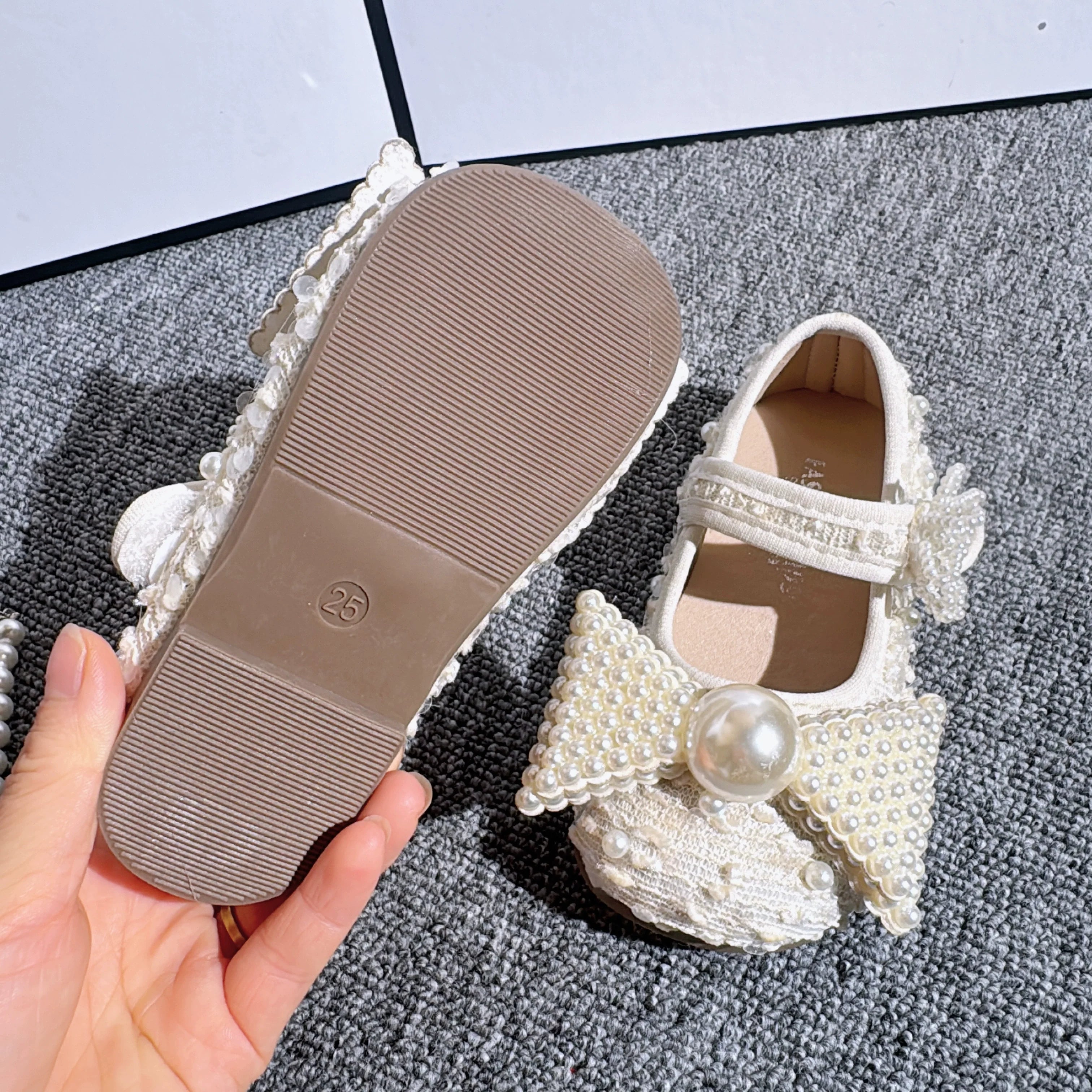 Chaussures en cuir souple de princesse pour fille à perles et papillons