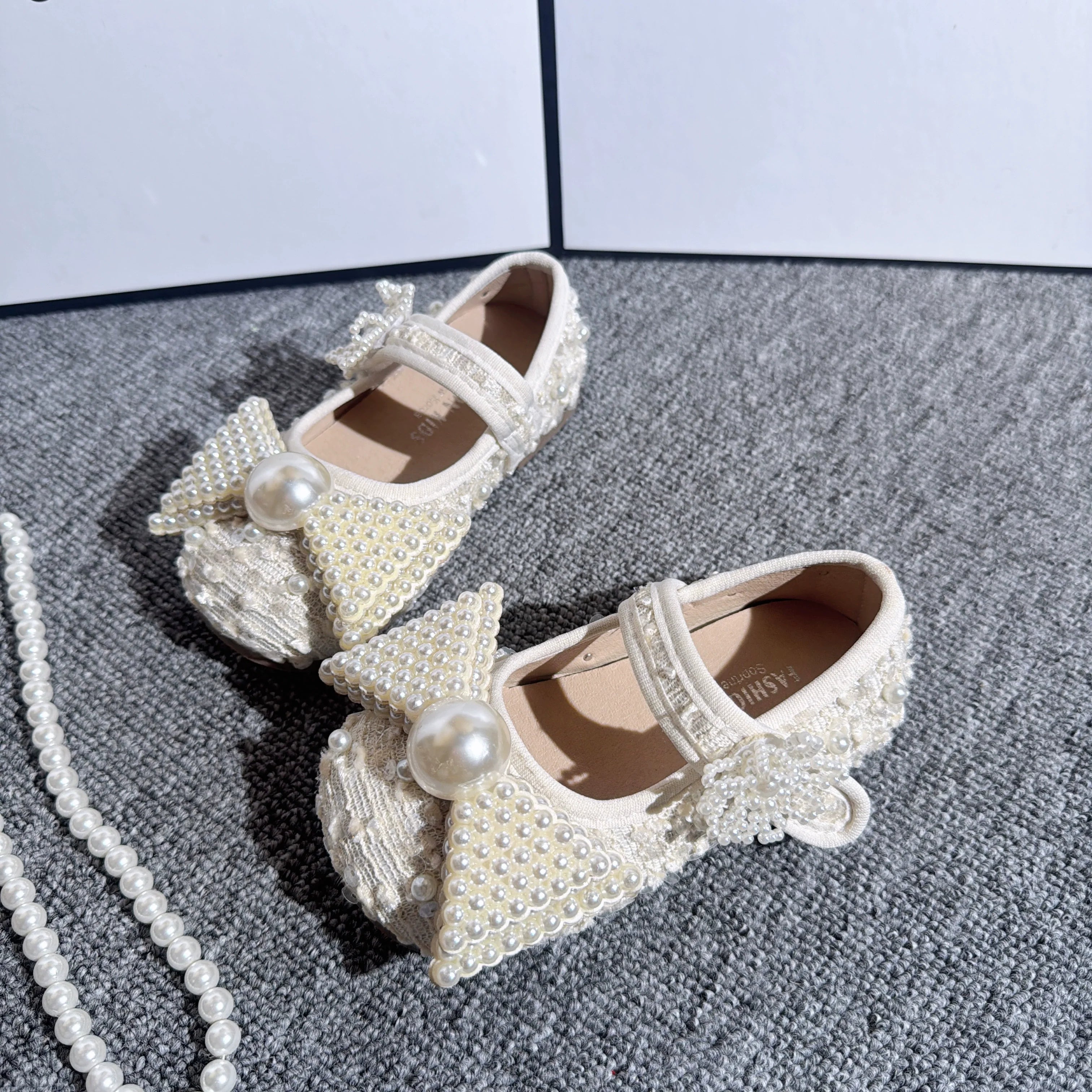 Chaussures en cuir souple de princesse pour fille à perles et papillons